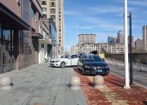 凤凰新城小区门口旁，上下两层210平米，145万，可贷款