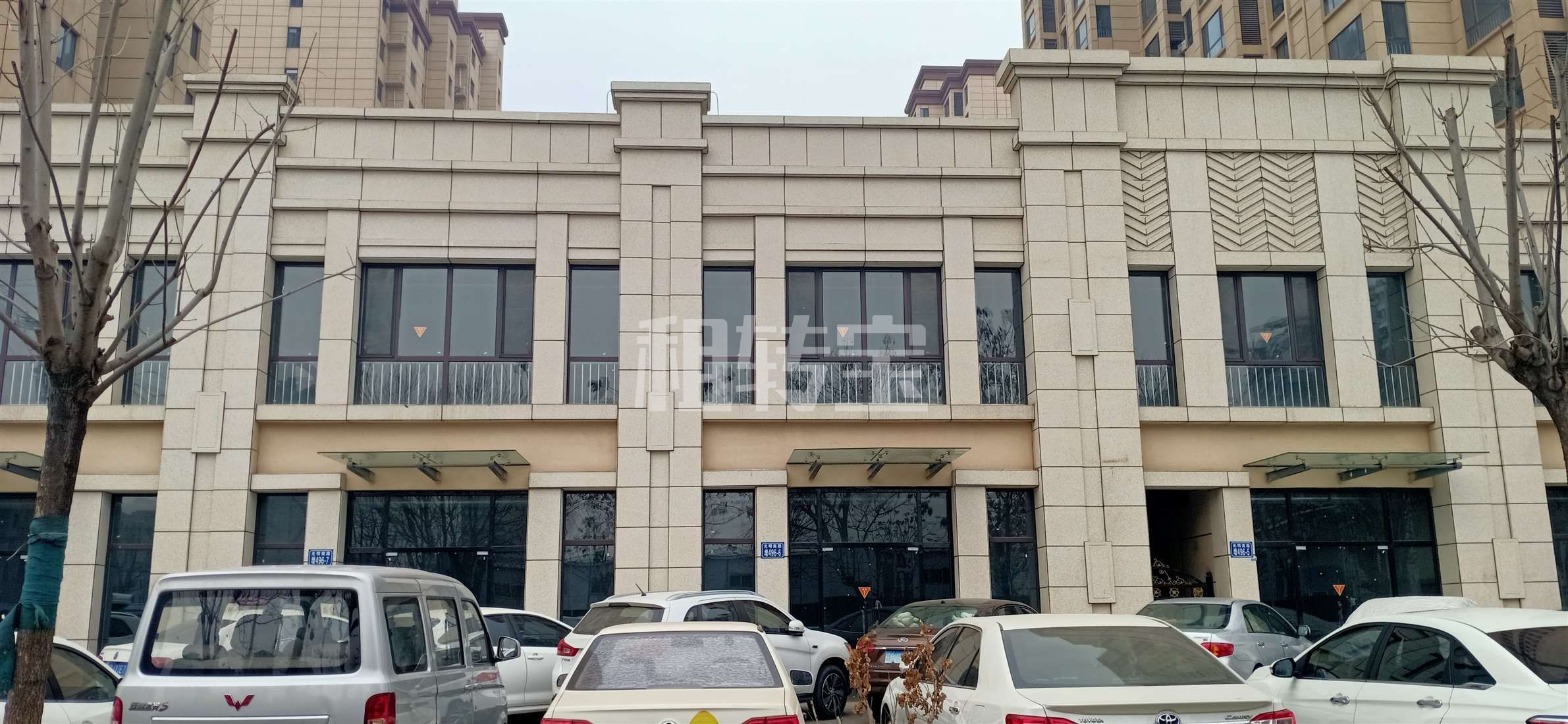 路南区小区门口旁边的商铺，上下两层，后门...